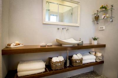 Studio B (3 Adults) Photo 3